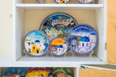 Santorini, Yunanistan - 17 Eylül 2020: Santorini 'den hatıralar Oia köyünde sokakta satıldı. Cyclades, Yunanistan