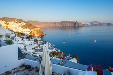 Santorini, Yunanistan - 17 Eylül 2020: Oia köyündeki Santorini adasının Caldera manzarası ve kıyı şeridi. Cyclades, Yunanistan