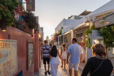 Santorini, Yunanistan - 17 Eylül 2020: Santorini adasındaki Oia köyünde sahil gezisi, Kiklad, Yunanistan