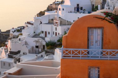 Santorini, Yunanistan - 17 Eylül 2020: Santorini adasındaki Oia köyünün Yunan mimarisi, Kiklad, Yunanistan