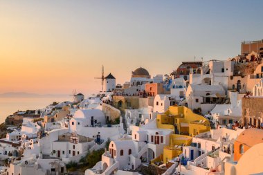 Santorini, Yunanistan - 17 Eylül 2020: Santorini adasında renkli evleri olan Oia köyü, Kiklad, Yunanistan