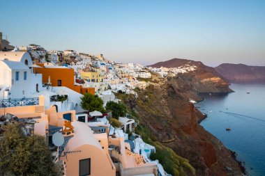 Santorini, Yunanistan - 17 Eylül 2020: Santorini adasındaki Oia köyünün Yunan mimarisi, Kiklad, Yunanistan