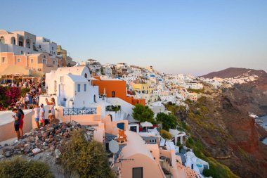 Santorini, Yunanistan - 17 Eylül 2020: Santorini adasında renkli evleri olan Oia köyü, Kiklad, Yunanistan