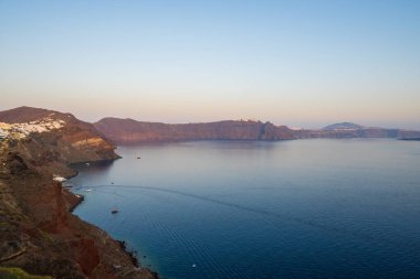 Aegeant Sea ve Oia köyündeki Santorini adasının kıyıları günbatımında, Cyclades, Yunanistan