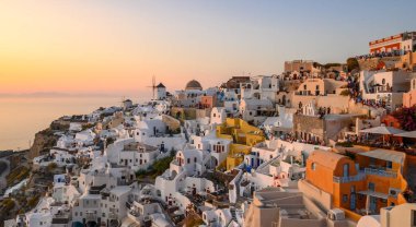 Santorini, Yunanistan - 17 Eylül 2020: Santorini adasında renkli evleri olan Oia köyü, Kiklad, Yunanistan