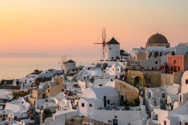 Santorini, Yunanistan - 17 Eylül 2020: Santorini adasında renkli evleri olan Oia köyü, Kiklad, Yunanistan