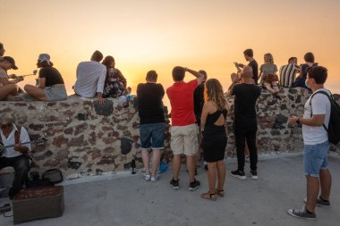 Santorini, Yunanistan - 17 Eylül 2020: Santorini 'nin ünlü turistik merkezi, gün batımında Oia köyü.