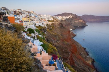 Santorini, Yunanistan - 17 Eylül 2020: Santorini adasında renkli evleri olan Oia köyü, Kiklad, Yunanistan