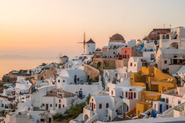 Santorini, Yunanistan - 17 Eylül 2020: Santorini adasında renkli evleri olan Oia köyü, Kiklad, Yunanistan