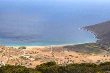 Ios Adası 'ndaki Agia Theodoti plajı. Altın kumu ve sakin plajı olan harika bir körfez. Cyclades, Yunanistan