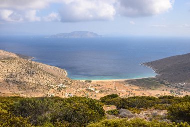 Ios Adası 'ndaki Agia Theodoti plajı. Arka planda Iraklia Adası var. Cyclades, Yunanistan