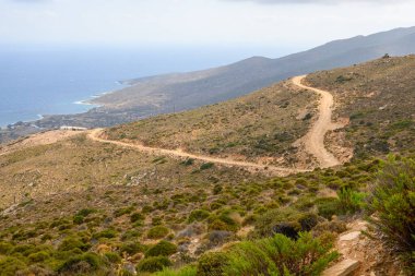 Ios adasının dağlık kesiminde virajlı yollar. Cyclades, Yunanistan