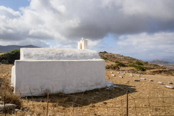 Λευκό Ελληνικό Εκκλησάκι Αγροτικό Τοπίο Στο Βόρειο Τμήμα Της Ίου — Φωτογραφία Αρχείου
