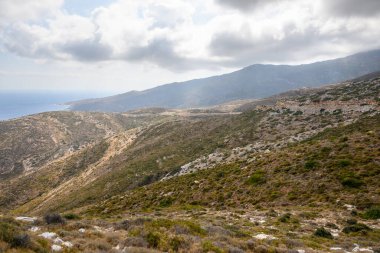 Ios adasının dağlık kısmı. Cyclades, Yunanistan