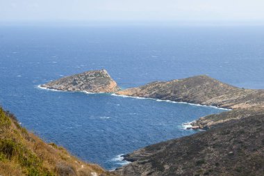 Ios adasının doğu ve dağlık kesimindeki uçurumlar ve Ege Denizi manzarası. Yunanistan
