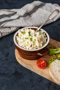 Mayonez, yumurta ve soğanlı füme balık ezmesi.