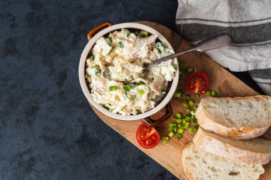 Mayonez, yumurta ve soğanlı füme balık ezmesi.