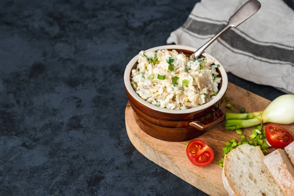 Mayonez, yumurta ve soğanlı füme balık ezmesi.