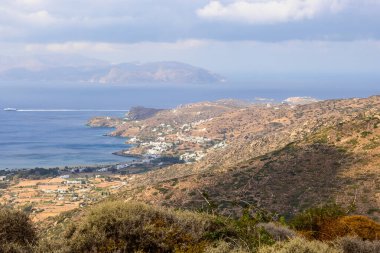 Popüler plajı ile Ios ve Mylopotas Körfezi 'nin batı kıyısında. Cyclades, Yunanistan