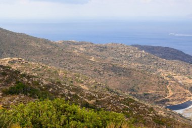 Popüler plajı ile Ios ve Mylopotas Körfezi 'nin batı kıyısında. Cyclades, Yunanistan