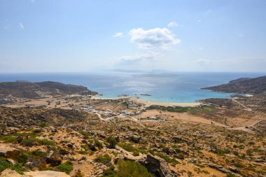 Ios adasındaki Manganari plajı, altın kum ve kristal sularıyla en pitoresk plajlardan biri. Cyclades, Yunanistan