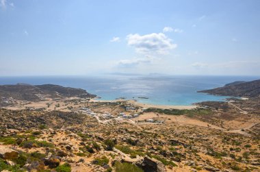 Ios adasındaki Manganari plajı, altın kum ve kristal sularıyla en pitoresk plajlardan biri. Cyclades, Yunanistan
