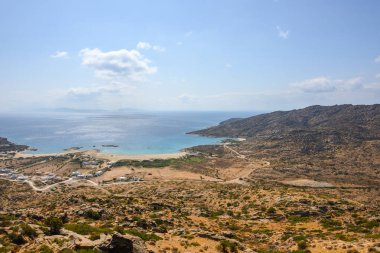 Ios adasındaki Manganari plajı, altın kum ve kristal sularıyla en pitoresk plajlardan biri. Cyclades, Yunanistan