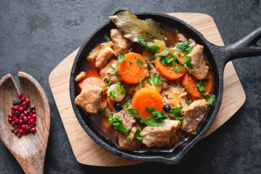 Havuç ve baharatlı domuz eti (gulaş)..