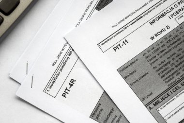 Gelir cilası vergi formu PIT-11 ve PIT-4R. Vergi mevzuatı. İngilizce: Avans gelir vergisi ödemeleri hakkında yıllık bilgi