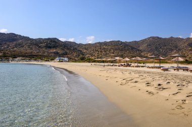 Ios, Yunanistan - 21 Eylül 2020: Ios adasındaki Manganari plajı, altın kum ve kristal sularıyla en pitoresk plajlardan biri. Cyclades, Yunanistan