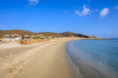 Ios, Yunanistan - 21 Eylül 2020: Ios adasındaki Manganari plajı, altın kum ve kristal sularıyla en pitoresk plajlardan biri. Cyclades, Yunanistan