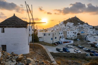 Ios, Yunanistan - 21 Eylül 2020: Ege Denizi 'ndeki Kiklad grubunda yer alan bir Yunan adası olan Ios Adası' ndan Chora. Yunanistan