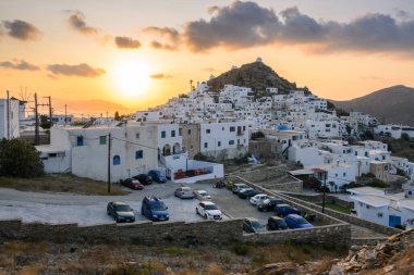 Ios, Yunanistan - 21 Eylül 2020: Ege Denizi 'ndeki Kiklad grubunda yer alan bir Yunan adası olan Ios Adası' ndan Chora. Yunanistan