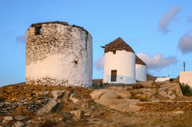 Güzel Cycladic kasabası Chora 'daki Ios Adası' nın geleneksel yel değirmenleri. Yunanistan