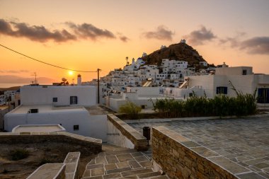 Ege Denizi 'ndeki Cyclades grubundaki bir Yunan adası olan Ios Adası' ndan Chora. Yunanistan