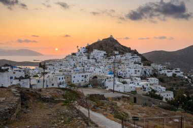 Ege Denizi 'ndeki Cyclades grubundaki bir Yunan adası olan Ios Adası' ndan Chora. Yunanistan