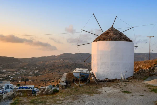 チョラの美しいキクラデス島の伝統的なギリシャの風車 ギリシャ — ストック写真