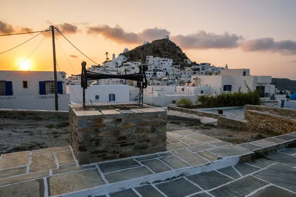 Ios, Yunanistan - 21 Eylül 2020: Ege Denizi 'ndeki Kiklad grubunda yer alan bir Yunan adası olan Ios Adası' ndan Chora. Yunanistan
