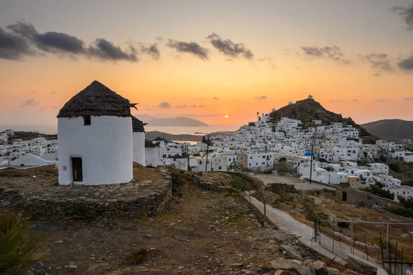 Güzel Cycladic kasabası Chora 'daki Ios Adası' nın geleneksel yel değirmenleri. Yunanistan