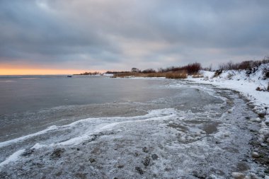Kış akşamları Hel Yarımadası 'nın kıyı şeridi manzarası. Jastarnia Köyü, Baltık Denizi, Polonya