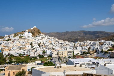 Ios 'un Chora kasabası. Ios Adası, Ege Denizi 'nde popüler bir turizm merkezidir. Cyclades Adaları, Yunanistan