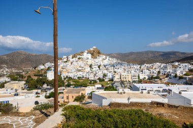 Ios 'un Chora kasabası. Ios Adası, Ege Denizi 'nde popüler bir turizm merkezidir. Cyclades Adaları, Yunanistan