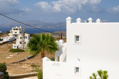 Kiklad tarzında güzel, bembeyaz bir Yunan mimarisi. Yunanistan