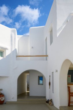 Ios, Yunanistan - 22 Eylül 2020: Kiklad tarzında beyazlatılmış bir yazlık villa. Yunanistan