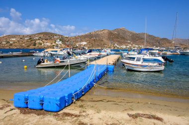 Ios, Yunanistan - 22 Eylül 2020: Ios Adası 'ndaki yat limanı iskelesi. Cyclades Adaları, Yunanistan