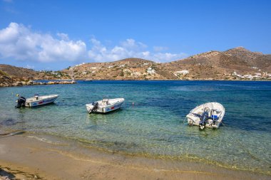 Ios, Yunanistan - 22 Eylül 2020: Ios adasındaki marinada demirli tekneler. Cyclades Adaları, Yunanistan