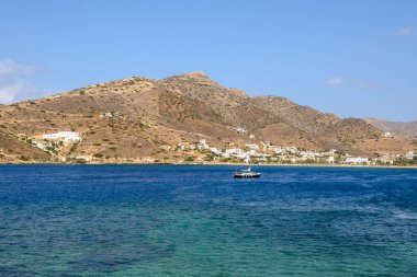 Güneşli bir günde Yunanistan 'ın Kiklad Adaları' nın güzel körfezi manzarası