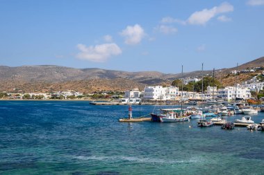 Ios, Yunanistan - 22 Eylül 2020: Güneşli bir günde Yunanistan 'ın Kiklad Adaları' nın liman ve körfez manzarası