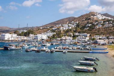 Ios, Yunanistan - 22 Eylül 2020: Güneşli bir günde Yunanistan 'ın Kiklad Adaları' ndaki Ios Adası 'nın marinası
