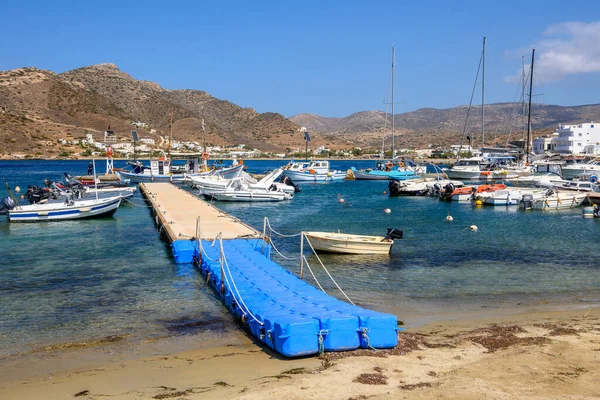 Ios, Yunanistan - 22 Eylül 2020: Ios adasındaki marinada demirlemiş tekneler. Cyclades Adaları, Yunanistan